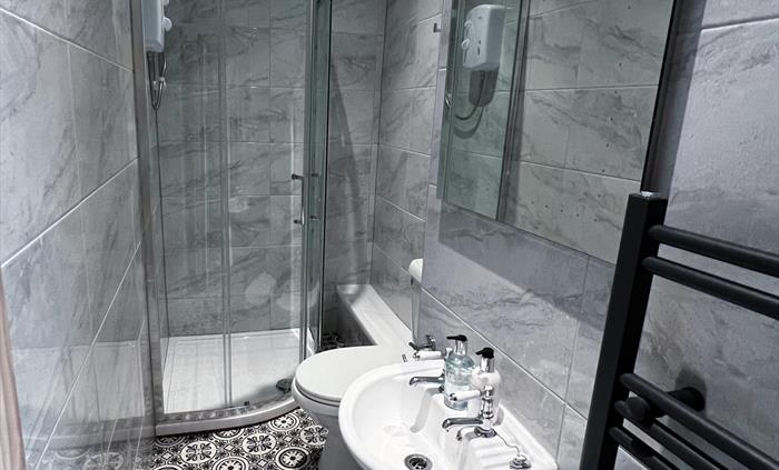 Room 8 ensuite